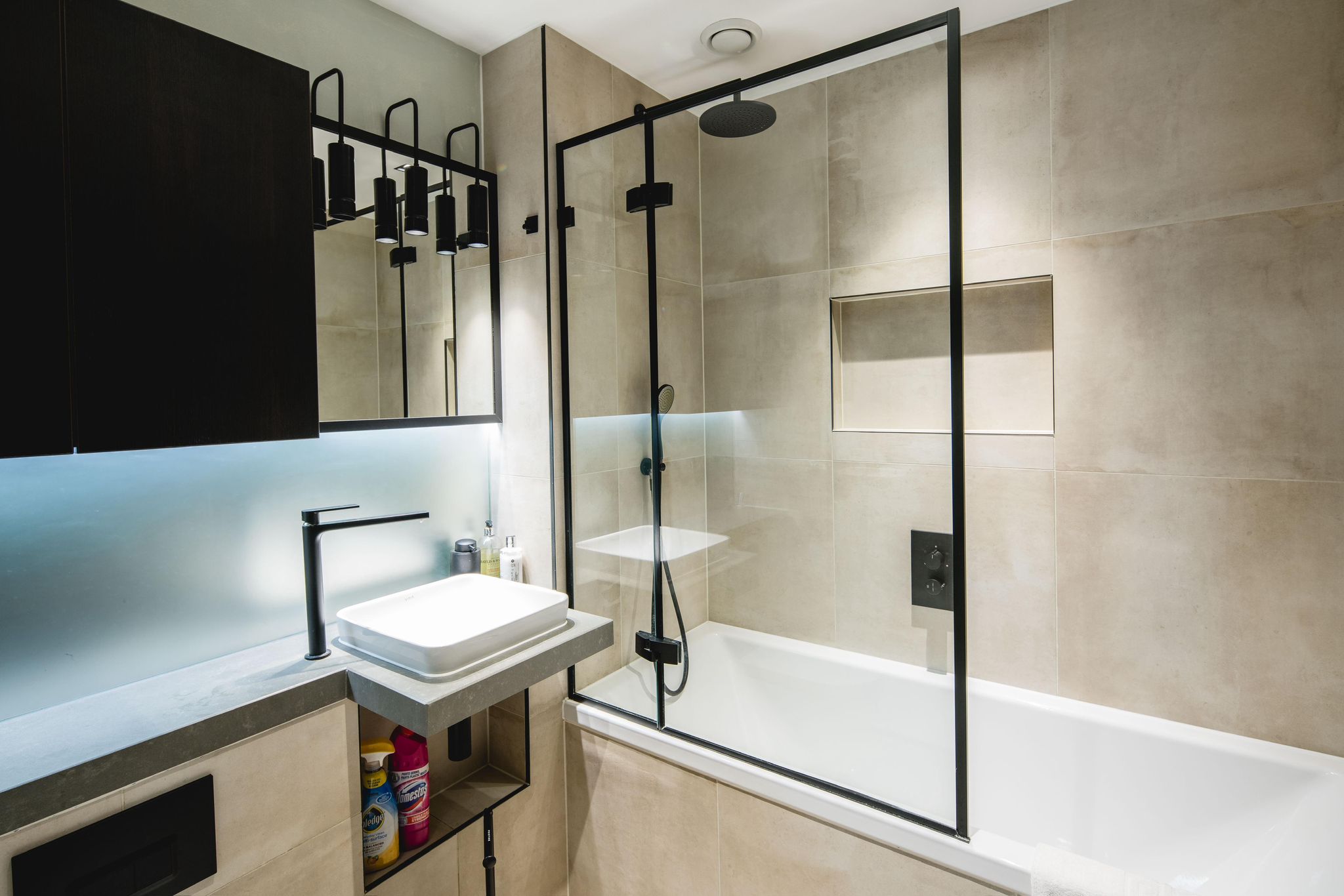 Contemporary 2-Bed, 2-Bath Apartment Near Battersea Power Station
